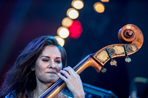 Участница коллектива Double Bass Project Дарья Соколова во время выступления на фестивале Koktebel Jazz Party 2017