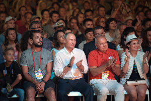 Президент РФ Владимир Путин во время посещения международного джазового фестиваля Koktebel Jazz Party 2017 в Коктебеле. Второй справа - генеральный директор МИА "Россия сегодня" Дмитрий Киселев