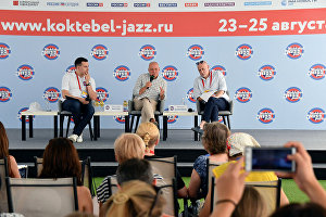 Председатель Оргкомитета Международного фестиваля Koktebel Jazz Party, генеральный директор МИА "Россия сегодня" Дмитрий Киселев (в центре) и арт-директор Международного музыкального фестиваля Koktebel Jazz Party Михаил Иконников (справа) на пресс-конференции, посвященной открытию Международного джазового фестиваля Koktebel Jazz Party – 2019